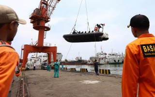 Крушение «Боинга» в Индонезии: появились фото и видео с места катастрофы