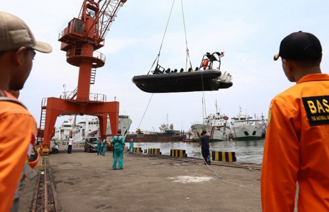 Крушение «Боинга» в Индонезии: появились фото и видео с места катастрофы