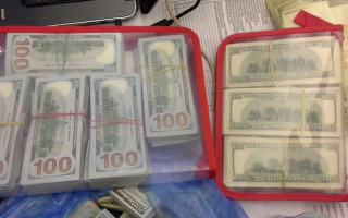 У кабінеті київського полісмена виявили 100 тисяч доларів: оголошено підозру