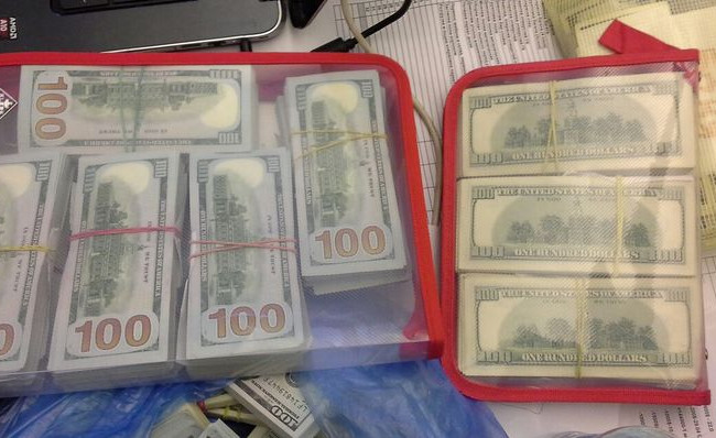 У кабінеті київського полісмена виявили 100 тисяч доларів: оголошено підозру