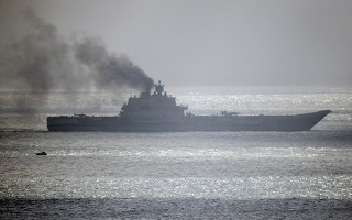 Кран протаранил палубу: российский авианосец «подбили» во время ремонта