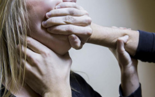 Хотіла розлучення: на Харківщині чоловік задушив дружину