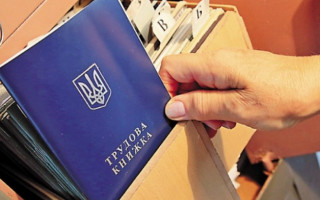 Бухгалтер отримає відшкодування за затримку видачі трудової книжки