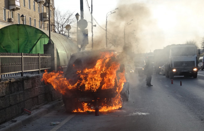 Протаранив стіну будинку і спалахнув: у Херсоні сталася ДТП із постраждалими