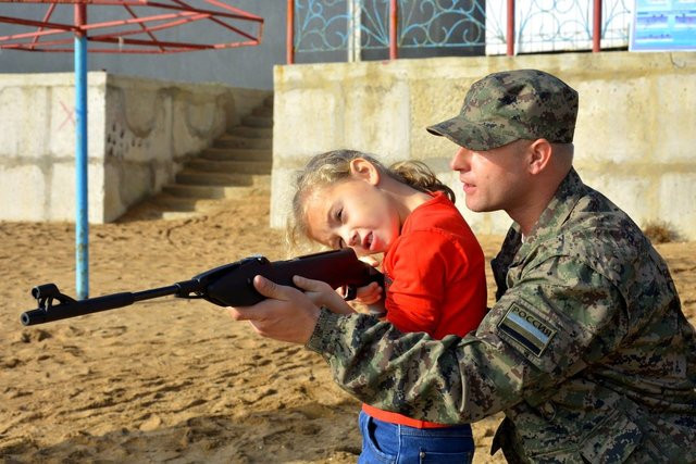 В Крыму Росгвардия и ФСБ учат школьников стрелять