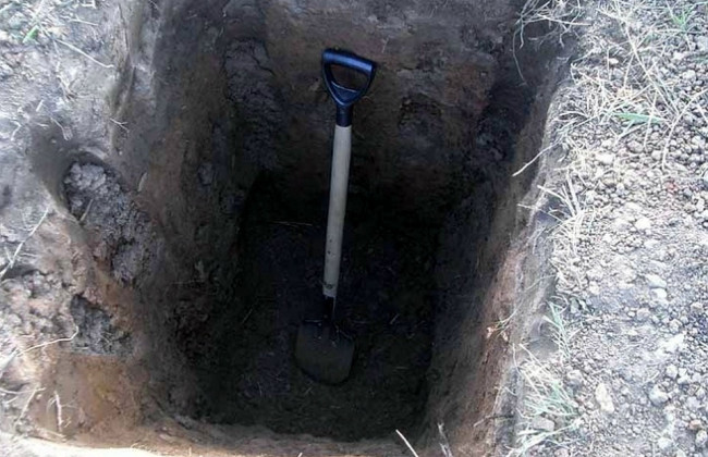 Страшна знахідка: у Києві жінка натрапила на саморобну могилу для дитини