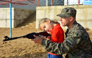 В Крыму Росгвардия и ФСБ учат школьников стрелять