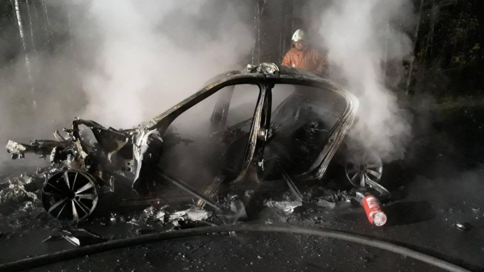 Потрійне ДТП на Рівненщині: один з автомобілів згорів вщент