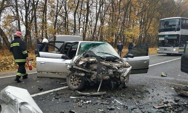 Люди дивом врятувались: під Тернополем трапилась лобова ДТП