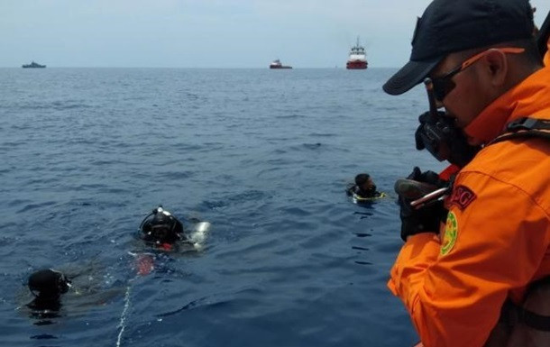 Авиакатастрофа в Индонезии: в ходе поисковой операции погиб водолаз