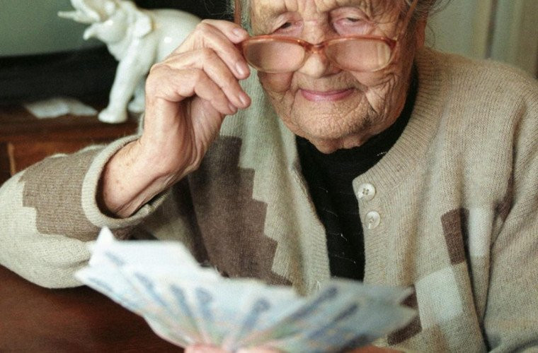 Пенсии в Украине: каким категориям граждан не достанутся выплаты