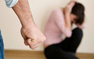 Бил головой о стену: муж поиздевался над бывшей женой