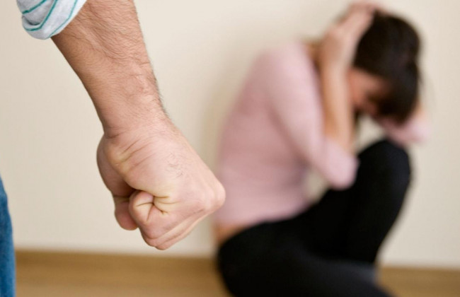 Бил головой о стену: муж поиздевался над бывшей женой