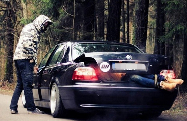 Ударили ножом и затолкали в автомобиль: неизвестные похитили человека в Кривом Роге