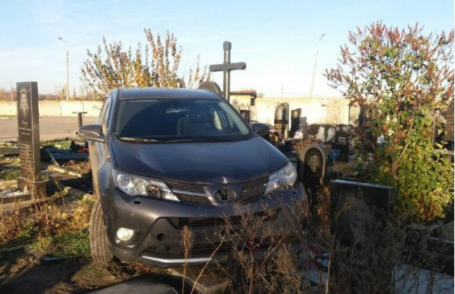 Священник-вандал объяснил, почему «снес» 10 могил на кладбище