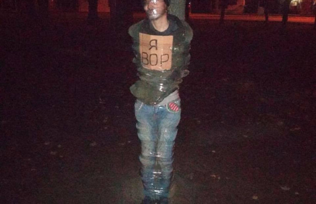 Примотали скотчем к дереву: харьковчане самостоятельно разобрались с вором