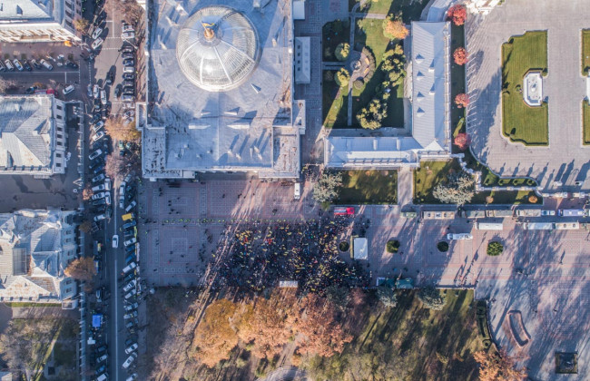 Под Радой и Кабмином митингуют сотни людей: видео с высоты