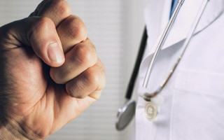 «Били, как грушу»: появились подробности избиения медика