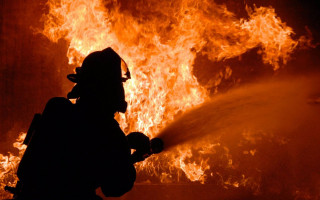 Масштабный пожар в Киеве: горели склады с древесиной