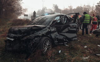 Тройное ДТП: Toyota на российских номерах вылетела за пределы проезжей части