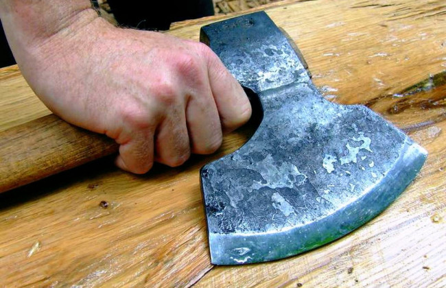 Чоловік розрубав голову племінникові на Львівщині