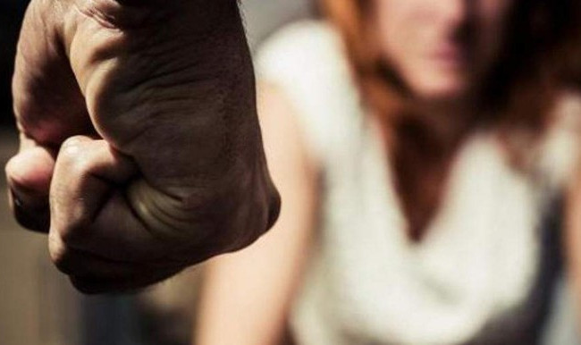 Мужчина избил беременную женщину в центре Днепра