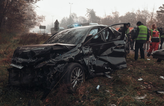 Тройное ДТП: Toyota на российских номерах вылетела за пределы проезжей части