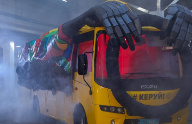 Автобус-монстр без водителя появился на украинских дорогах