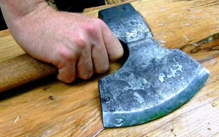 Чоловік розрубав голову племінникові на Львівщині