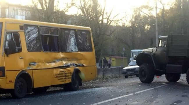 Грузовик боевиков протаранил маршрутку с людьми на Донбассе