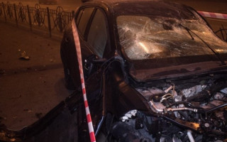 ДТП в Киеве: автомобиль пролетел через подземный переход и врезался в столб
