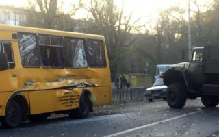 Грузовик боевиков протаранил маршрутку с людьми на Донбассе