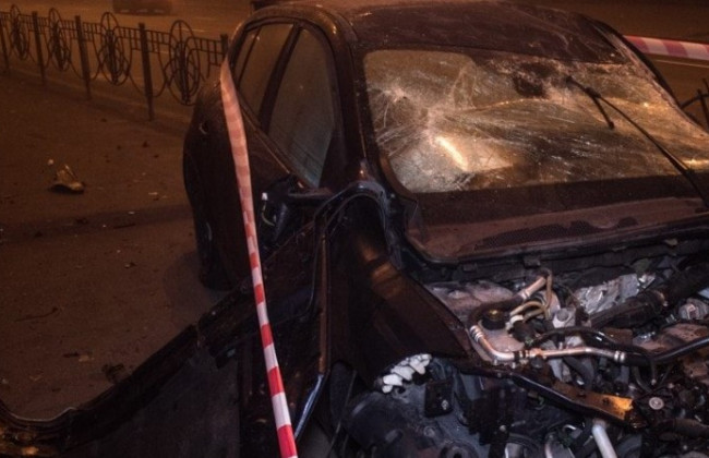 ДТП в Киеве: автомобиль пролетел через подземный переход и врезался в столб