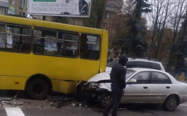 В Киеве легковушка «догнала» автобус