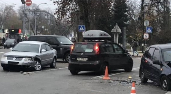 В Киеве возле Лавры произошло ДТП