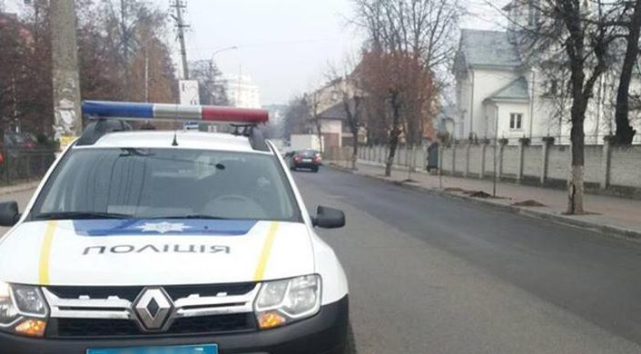 Горе-водій «зніс» двох дівчат і втік з місця ДТП