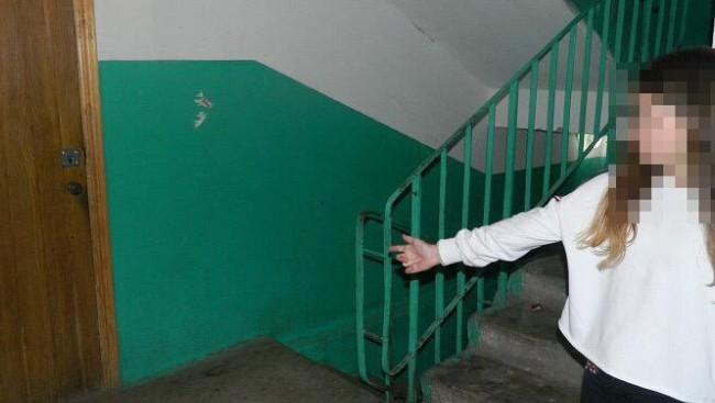 Мужчина в столице напал на школьницу в подъезде