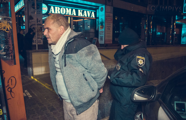 Водитель Uber зажал в окне руку патрульного и протащил его по асфальту