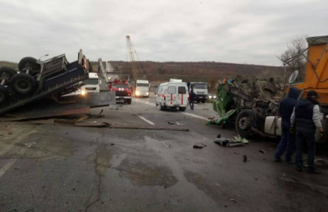 Масштабное ДТП под Запорожьем: перевернулся грузовик