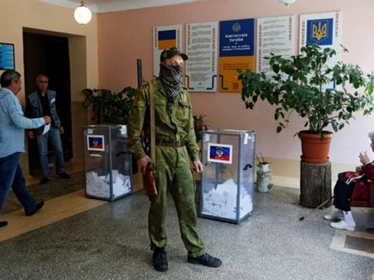 Результат пошуку зображень за запитом "фото с оружием на избирательных участках ДНР"