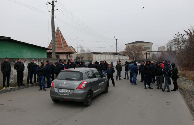 Протест «евробляхеров»: в Ивано-Франковске 50 человек подожгли шины у таможни