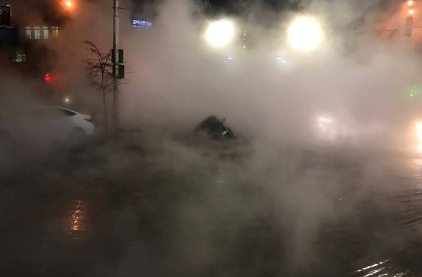 В центре Киева на Саксаганского автомобиль ушел под землю, видео