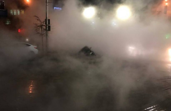 В центре Киева на Саксаганского автомобиль ушел под землю, видео