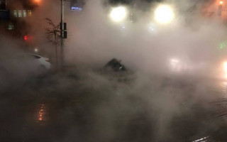 В центре Киева на Саксаганского автомобиль ушел под землю, видео