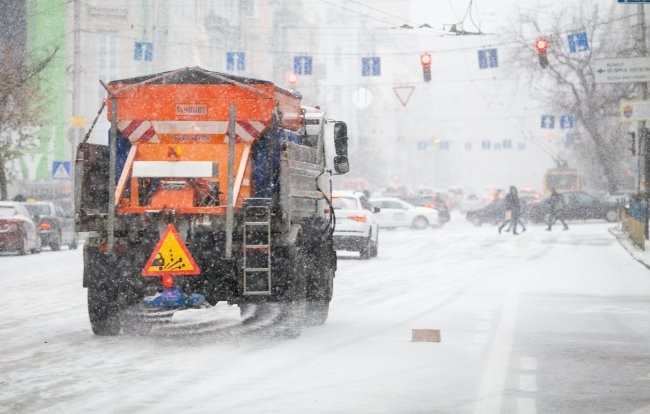 В Киеве снег спровоцировал почти 500 ДТП: фото и видео коллапса на дорогах