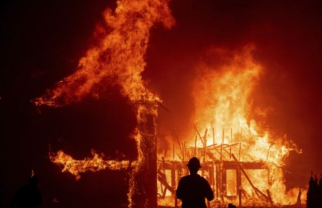 Думали, что рассвет: в Киеве горели склады