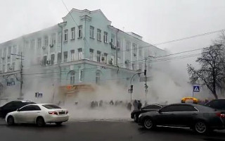 В центре Киева прорвало трубу: тротуар и дорогу залило кипятком, движение затруднено