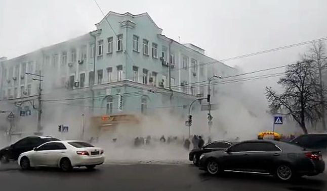 В центре Киева прорвало трубу: тротуар и дорогу залило кипятком, движение затруднено