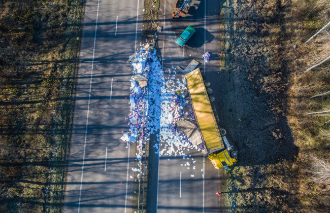 Под Киевом перевернулась фура: в сети появилось видео с высоты