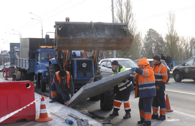 В Киеве провалился мост около метро «Дарница»